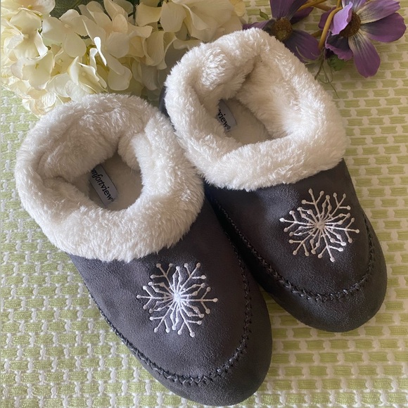 ❄️Comfortview Cozy Gray Slippers with Snowflake Embroidery❄️ - Picture 2 of 6